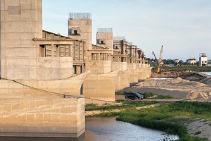 Dự án Đập dâng sông Trà Khúc cạn vốn đúng vào thời điểm sông cạn nước, thuận lợi để thi công.