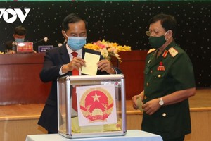 Đại biểu bỏ phiếu bầu các chức danh