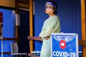 Nhân viên y tế tại khu xét nghiệm Covid-19 ở bệnh viện Royal North Shore. Ảnh: News Corp Australia.