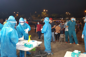 Lấy mẫu xét nghiệm nhanh tại Chợ Bình Điền hôm 5/7.