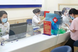 Việc các ngân hàng dư thừa thanh khoản, lãi suất huy động duy trì ở mức thấp trong thời gian dài khiến kênh gửi tiết kiệm trở nên kém hấp dẫn. Ảnh: Dũng Minh