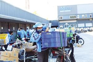 Các sàn thương mại điện tử sẽ phải kê khai hộ, nộp thuế thay cho người bán hàng online. Ảnh: Lê Toàn