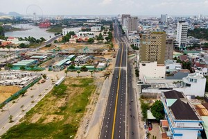 Đây là công trình giao thông có thiết kế nút giao khác mức, gồm 3 tầng là cầu vượt, đảo xuyến và hầm chui. Sau thời gian bị chậm tiến độ, mới đây lãnh đạo TP. Đà Nẵng đã yêu cầu công trình hoàn thành trước ngày 31/12/2021. Ảnh: XS