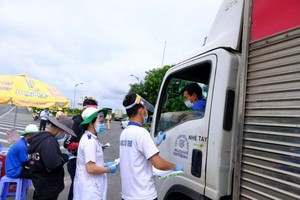 Kiểm tra thông tin phương tiện và người lái trước khi vào TP Cần Thơ. Ảnh: baocantho.com.vn