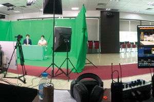Trường quay của Hải Phát Land với đầy đủ các thiết bị như máy quay phim, mixer, đèn chiếu sáng… Ảnh: Việt Dương