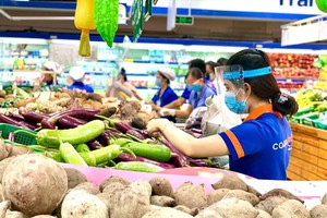 Nhân viên siêu thị "đi chợ hộ" người dân TP.HCM theo đơn đặt hàng (Ảnh: Tấn Thanh).