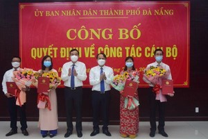 Ông Lê Trung Chinh, Chủ tịch UBND TP Đà Nẵng (thứ 3 từ trái qua) trao các quyết định cho ông: Nguyễn Hữu Nhật (bìa phải, bà Lê Thanh Tùng, thứ 2) và ông Lê Thành Hưng (bìa trái), bà Nguyễn Thu Phương (thứ 2 bìa trái).