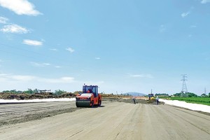 Thi công cao tốc Bắc - Nam phía Đông đoạn Mai Sơn - Quốc lộ 45A. Ảnh: A.M