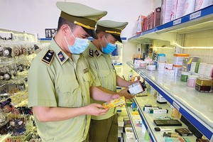 Kiểm tra sản phẩm thực phẩm chức năng đang lưu thông trên thị trường.