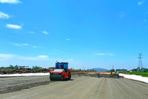 Thi công cao tốc Bắc - Nam phía Đông đoạn qua Thanh Hóa. (ảnh: Đình Quang).