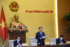 Chủ tịch Quốc hội Vương Đình Huệ phát biểu tại buổi họp.