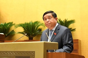 Bộ trưởng Bộ Kế hoạch và Đầu tư Nguyễn Chí Dũng trình bày Tờ trình về kế hoạch đầu tư công trung hạn giai đoạn 2021-2025.