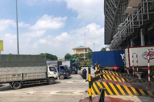 Cao tốc Pháp Vân - Cầu Giẽ đang bị ùn tắc ở chiều về Hà Nội. (Ảnh: Phi Long).