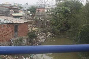 Đoạn dọc sông Dinh, nhiều hộ dân cư lấn chiếm xây nhà, công trình làm hẹp dòng sông, ảnh hưởng tới tiêu thoát lũ.