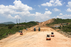 Vinaconex đẩy nhanh tiến độ thi công tuyến cao tốc Bắc - Nam phía Đông, đoạn Dầu Giây - Phan Thiết.