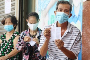 Người dân tại TP.HCM sử dụng thẻ đi chợ khi mua sắm hàng hoá (Ảnh: Lê Toàn).