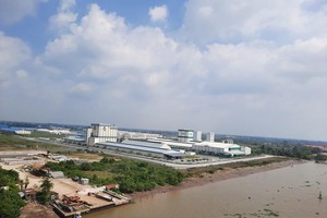 Khu công nghiệp Bình Minh (thị xã Bình Minh, tỉnh Vĩnh Long) nhìn từ sông Hậu.