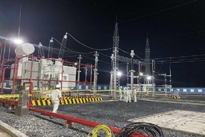Công ty CP Điện gió Trung Nam Trà Vinh 1 đã thực hiện đóng điện thành công 02 máy biến áp T1 và T2 của Trạm biến áp và đường dây 220KV - Dự án Nhà máy Điện gió Đông Hải 1. Ảnh: Hoàng Duy