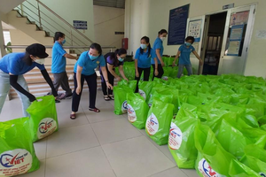 Các lực lượng hỗ trợ sắp xếp hàng hoá trong chương trình "Vòng tay Việt" do Hội hàng Việt Nam chất lượng cao phối hợp với Sở Công thương TP.HCM cùng một số đơn vị, doanh nghiệp tổ chức thực hiện (Ảnh minh hoạ).