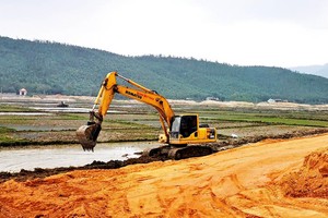 Việc triển khai các hạng mục hạ tầng tại Trung tâm điện lực Quảng Trạch gặp nhiều khó khăn do vướng giải phóng mặt bằng.