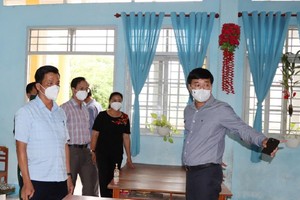 Bí thư tỉnh ủy Đồng Tháp Lê Quốc Phong (bìa phải) kiểm tra đôn đốc mô hình phòng chống dịch tại huyện Cao Lãnh, Đồng tháp