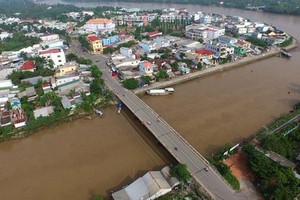 Thị trấn Cái Nhum, huyện Mang Thít (tỉnh Vĩnh Long), nơi có sông Măng Thít chảy qua