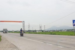 Quốc lộ 1A qua Khu kinh tế Vũng Áng (Hà Tĩnh) xuống cấp, không đáp ứng đủ nhu cầu đi lại của các phương tiện và phát triển kinh tế - xã hội của tỉnh Hà Tĩnh.