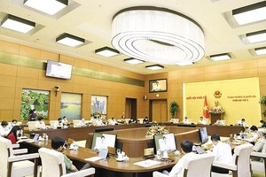 Kỳ họp thứ 2, Quốc hội khóa XV sẽ xem xét, thông qua nhiều dự án luật quan trọng. Trong ảnh: Ủy ban Thường vụ Quốc hội họp bàn chuẩn bị kỳ họp thứ 2.