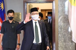 Ông Ismail Sabri Yaakob (bên phải) vẫy tay chào khi rời trụ sở UMNO để yết kiến Quốc vương Malaysia Al-Sultan Abdullah tại Kuala Lumpur vào ngày 19/8/2021. Ảnh: AFP