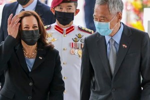 Phó tổng thống Mỹ Kamala Harris (bìa trái) được Thủ tướng Singapore Lý Hiển Long (bìa phải) chào đón tại Istana, Singapore vào ngày 23/8. Ảnh: AFP