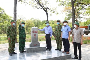 Bí thư Tỉnh uỷ Đắk Lắk, ông Nguyễn Đình Trung trong lần thăm cột mốc biên giới trên địa bàn tỉnh.