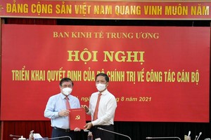 Ông Nguyễn Thành Phong (bên phải) nhận quyết định điều động, phân công giữ chức Phó trưởng Ban Kinh tế Trung ương