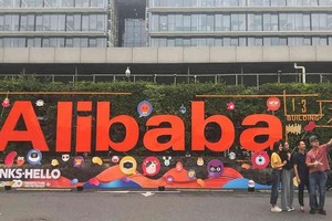Cổ phiếu Alibaba niêm yết tại Hong Kong rớt giá 1% trong ngày 25/8. Ảnh: AFP