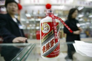 Một thùng rượu Mao Đài Quý Châu sản xuất năm 1974 được bán với giá "giật mình" là 1 triệu bảng Anh. Ảnh: AFP