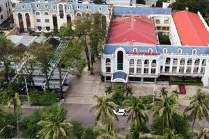 Tổng thể hai khối khách sạn Quy Nhơn đang hoạt động bao gồm hai block (màu đỏ và màu xanh) cùng khu vực nhà hàng, kinh doanh caphe của BIDITUOR sở hữu