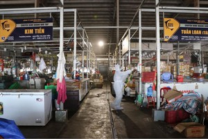 Lực lượng chức năng phun khử khuẩn toàn bộ các nhà lồng chợ đầu mối Bình Điền (Ảnh: Ban quản lý Chợ).