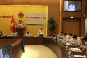 Phó chủ nhiệm Ủy ban Tư pháp Hoàng Văn Liên trình bày báo cáo của Nhóm nghiên cứu.