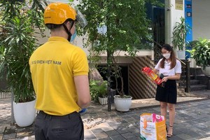 Nhân viên Vietnam Post thực hiện giao hàng đảm bảo an toàn trong vùng dịch.