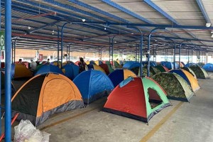 Đề nghị cho doanh nghiệp thực hiện sản xuất "ba tại chỗ" được giảm 50% phí đóng bảo hiểm xã hội trong 6 tháng.