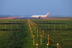 Hệ thống đèn tín hiệu hiện hữu phục vụ cất hạ cánh sân bay Nội Bài được cung cấp bởi ADB-Safegate.