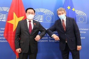 Chủ tịch Quốc hội Vương Đình Huệ và Chủ tịch Nghị viện Châu Âu David Sasoli (Ảnh - TTXVN) .