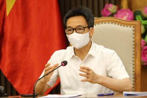 Phó Thủ tướng Vũ Đức Đam yêu cầu trong thời gian sớm nhất phải có ứng dụng duy nhất phục vụ phòng, chống dịch, thuận tiện cho người dân sử dụng, đáp ứng được yêu cầu thông tin, dữ liệu phục vụ công tác phòng, chống dịch (Ảnh: VGP/Đình Nam)