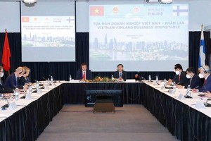 Chủ tịch Quốc hội Vương Đình Huệ dự Tọa đàm Doanh nghiệp Việt Nam – Phần Lan (Ảnh - TTXVN) 