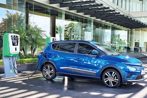 Việc phát triển ô tô điện gặp khó khăn cả về cơ chế chính sách lẫn hạ tầng. Trong ảnh: Xe ô tô điện VF e34 của VinFast