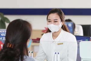 Nhiều ngân hàng giảm lãi suất huy động nên phải tìm cách tăng lợi nhuận từ các mảng khác ngoài tín dụng. Ảnh: Dũng Minh