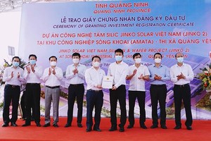 Lãnh đạo BQL Khu Kinh tế Quảng Ninh trao giấy chứng nhận đăng ký đầu tư cho đại diện Công ty TNHH Công nghệ Jinko Solar Việt Nam.