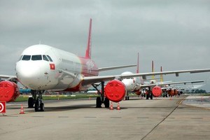 Hàng loạt máy bay phủ bạt động cơ do không khai thác trong thời gian dài tại sân bay Nội Bài. (Ảnh: Tuấn Phùng).