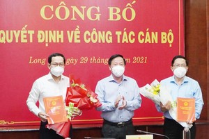 Chủ tịch UBND tỉnh Long An Nguyễn Văn Út trao quyết định cho ông Nguyễn Tấn Quí (bên trái) và ông Nguyễn Văn Trang (bên phải). Nguồn: longan.gov.vn