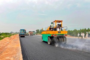Thi công cao tốc Bắc - Nam phía Đông đoạn Trung Lương - Mỹ Thuận.