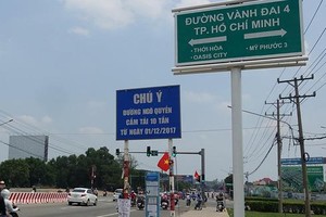 Đường vành đai 4 TP.HCM giao cắt với quốc lộ 13 tại P.Thới Hòa, thị xã Bến Cát, Bình Dương - Ảnh: NGUYỄN CÔNG THÀNH